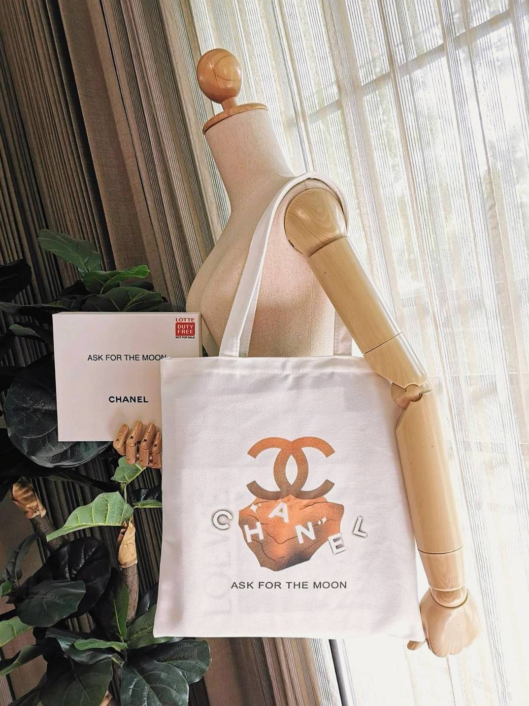 Chanel Canvas Shopping Bag VIP Gift With Purchase (Event-GWP) พรีเมี่ยมกิ๊ฟรุ่นใหม่ล่าสุดคอลเลคชั่น Chanel Nº5 Holiday "Ask for the moon" จาก Chanel Perfume Counter Duty Free ขนาดใหญ่กำลังดีวัสดุ Canvas เนื้อหนาสกรีนแบรนด์ทั้ง2ด้านอย่างดี จุของไ