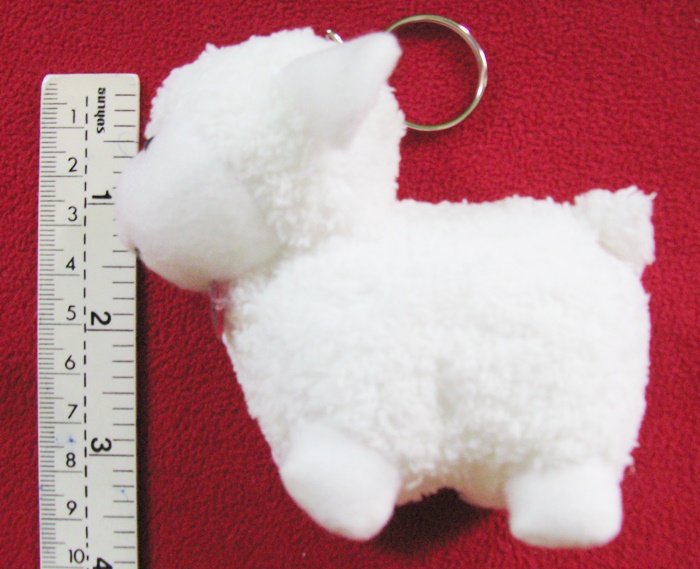 สินค้าหมดค่ะ พวงกุญแจตุ๊กตาแกะสีขาว โบว์ลายแดง-เขียว จากสวนผึ้ง จ.ราชบุรี ค่ะ