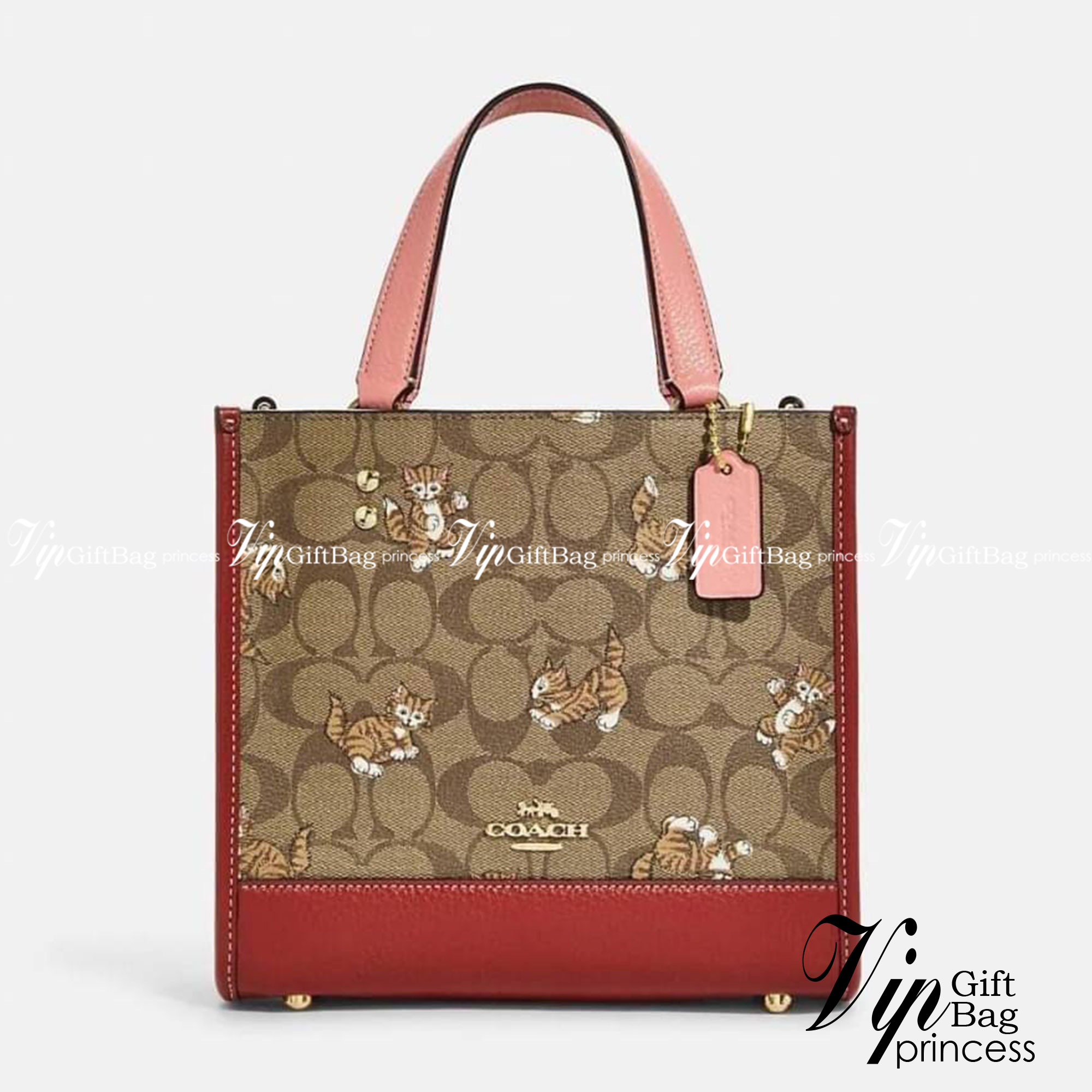 Coach Dempsey Tote 22 In Signature Canvas With Dancing Kitten Print CC424 น้องแมวน่ารักมากๆค่ะ ใหม่กันต่อ ไปสวยกันให้สุดค่ะ! กับกระเป๋าทรงTOTE รุ่นใหม่ล่าสุด 🌟จุดเด่นของรุ่นนี้คือปริ้นท์ลายน้องแมวทั้งใบ น่ารักน่าเอ็นดูมากๆค่ะ เปิด-ปิดกระเป๋าแบบกระ
