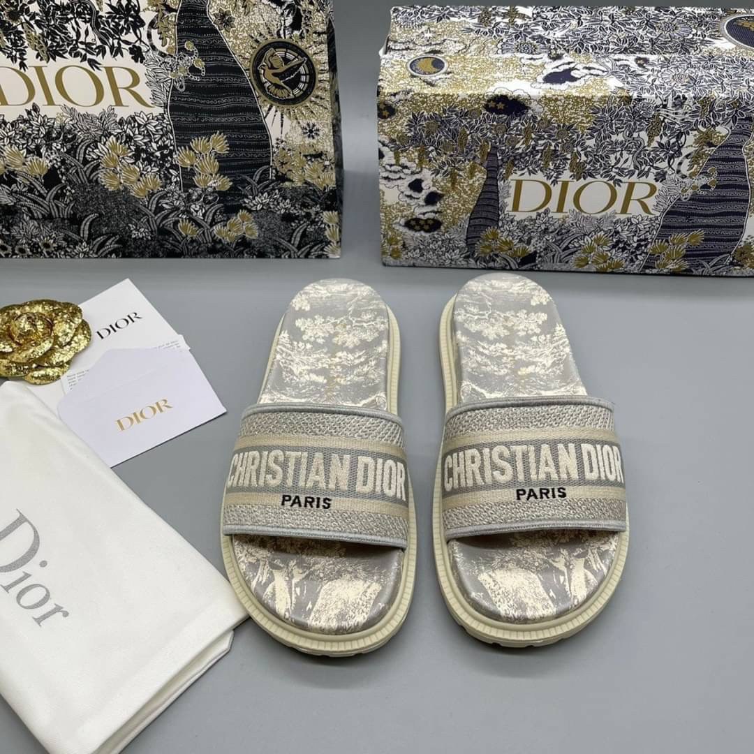 DIOR DWAY SLIDE Toile de Jouy Flowers Embroidered Cotton Dior Sandals รองเท้าแตะที่เป็นเอกลักษณ์ ที่สุดแห่งความหรูหราใช้งานได้ทุกวัน ตัดเย็บจากผ้าฝ้ายปักลาย ประดับด้วยรายละเอียดสวยงาม เสริมส้นยางหนาอย่างดีสวมใส่ง่าย น้ำหนักเบา งานเกรดออริจินอล 1:1 เหมือนท