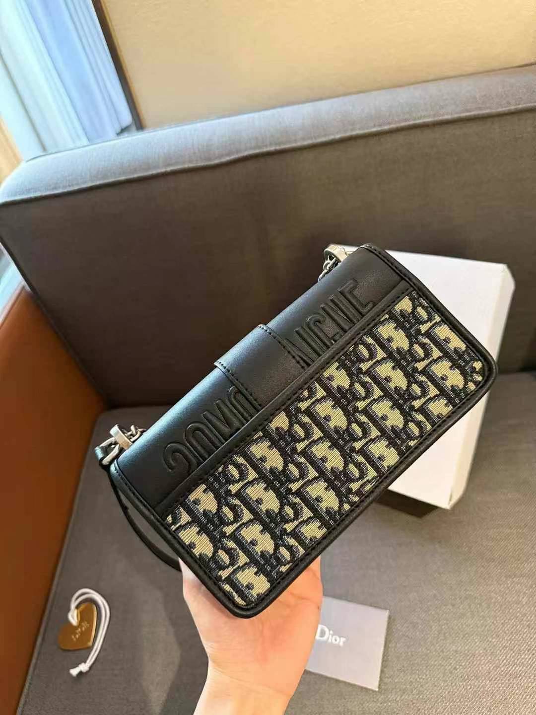 DIOR 30 Montaigne East-West Bag with Chain กระเป๋าสะพายรุ่นใหม่ ฝาพับแบบหนังสวยหรู ขนาดน่ารักสุดฮอต ที่สาวๆต้องไม่พลาด ทรงสวยมีกิมมิคในตัว ดูแพง ดีไซน์ย้อนยุคเป็นเอกลักษณ์