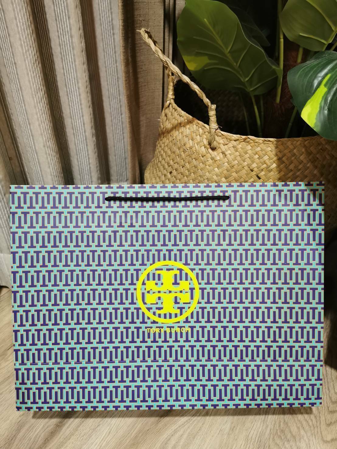 OUTLET 】TORY BURCH FACTORY MONOGRAM JACQUARD LARGE TOTE BAG (L) กระเป๋าถือหรือสะพายดีไซน์ยอดนิยมจาก TORY BURCH FACTORY OUTLET วัสดุ Woven Jacquard & Leather ทอลาย Jacquard Singnature แบรนด์รอบใบปราณีตสวยอยู่ทรงเป็นเอกลักษณ์ ใบใหญ่กำลังดี กว้างและจุได้เยอะ