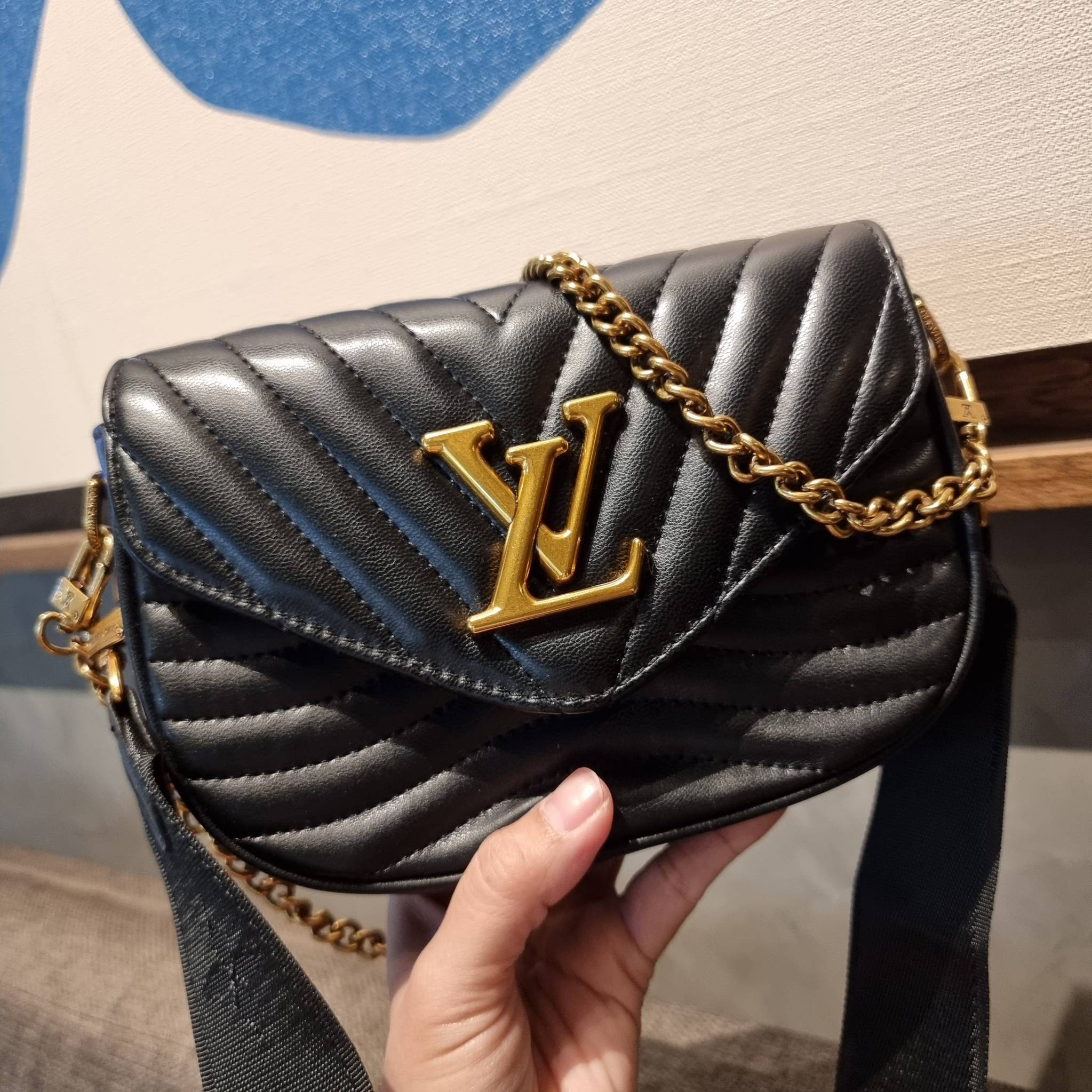 LV new wave pochette multi bag กระเป๋าสะพายมัลติฟังก์ชั่น สุดหรู มาพร้อม box set รับรองว่าดีงาม ลูกเล่นคลาสสิคผสานความวินเทจ มีสายสะพายให้ 2 เส้น และกระเป๋าใบลูก เล็กน่ารัก วัสดุหนังแท้ ภายในเป็นช่องโล่ง แบ่งสัดส่วนมีช่องย่อย ใบนี้ปรับใช้ได้หลายสไตล์ ลุคไ