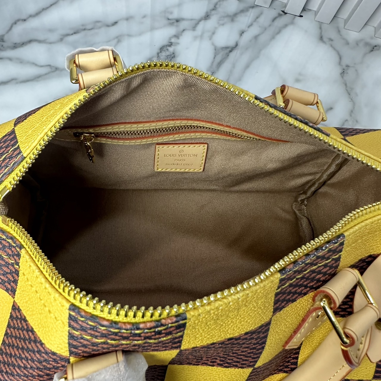 LV Speedy 25 Bandoulière Damier Pop กระเป๋าสะพายสปีดี้สีใหม่ Jaune Mat ราพุ่งไปแล้ว หลังจากตะลิชถือ รีบจับจองนะคะ ล็อทหน้าราคาอับแน่นอนเลยค่า