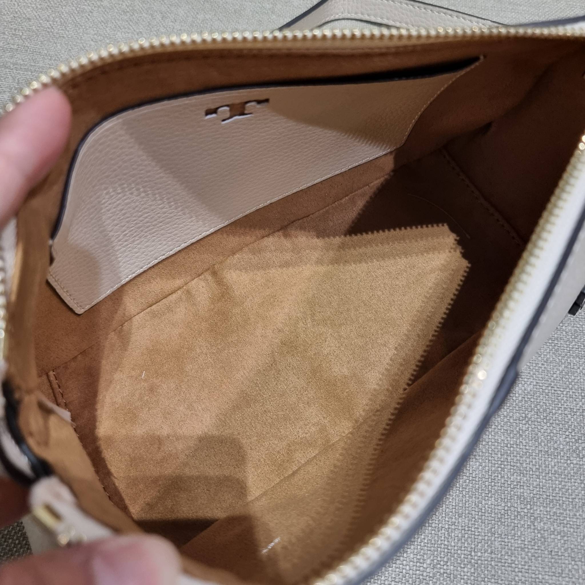 TORY BURCH MCGRAW WEDGE กระเป๋าสะพายไหล่ ทรงสวยไม่ซ้ำ ไม่เกร่อ!! สะดวกใช้งาน ดีไซน์เรียบแต่แฝงความหรู และคลาสสิคในตัว วัสดุหนังลูกวัว สัมผัสดี สวยคม เปิด-ปิดด้วยซิป ภายในเป็นช่องโล่ง มีช่องย่อยเก็บบัตร มาพร้อมสายสะพายในตัว ปรับได้อีกเล็กน้อย ไอเท็มนี้เหมา