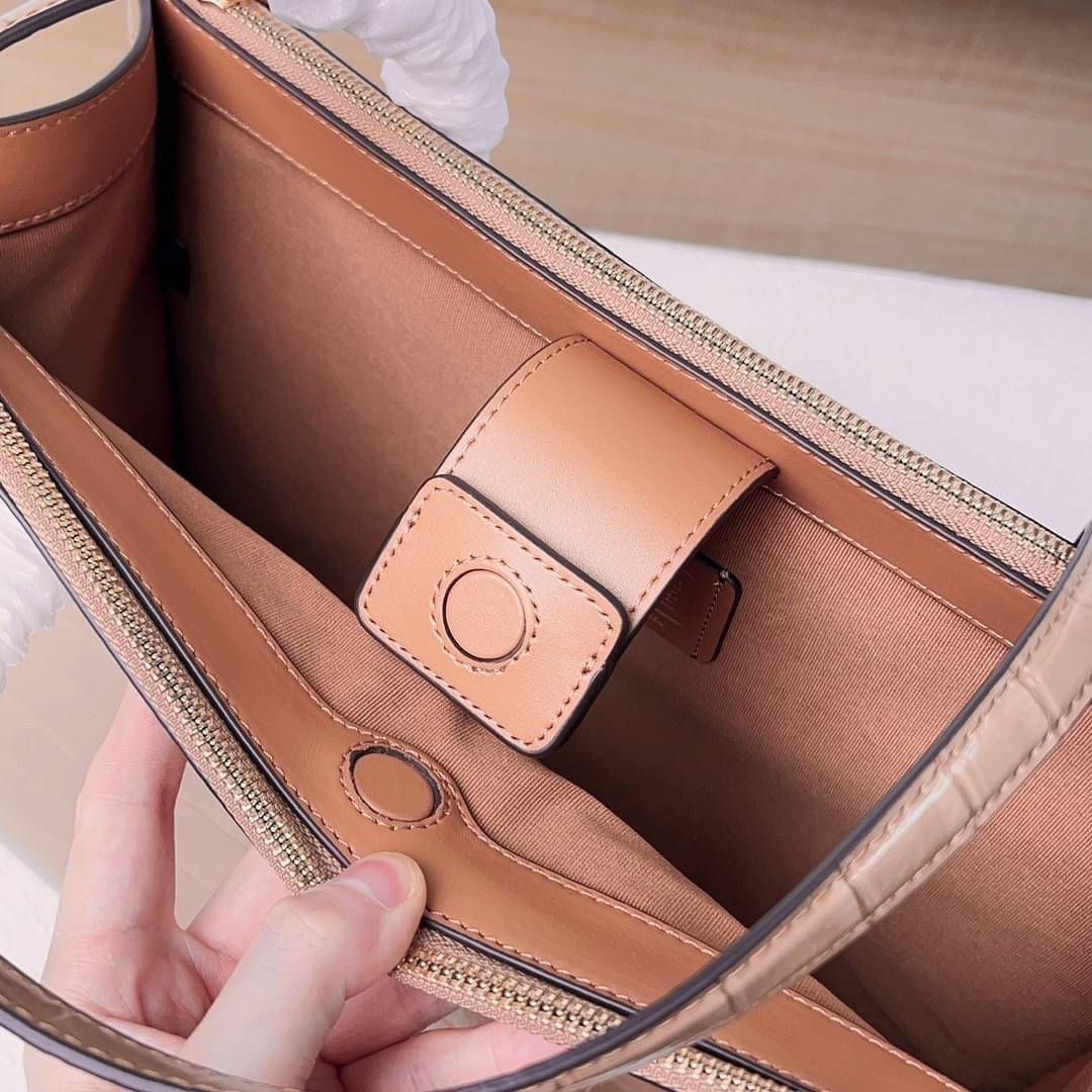 COACH NINA TOTE IN SIGNATURE CANVAS CL399 พร้อมส่ง 2 สี กระเป๋าโท้ทสะพายไหล่ ใบใหญ่ คอลเลคชั่นใหม่ ตอบโจทย์คนที่ชอบใส่ของเยอะๆได้อย่างดี ดีไซน์รูปทรงคลาสสิค เรียบหรู