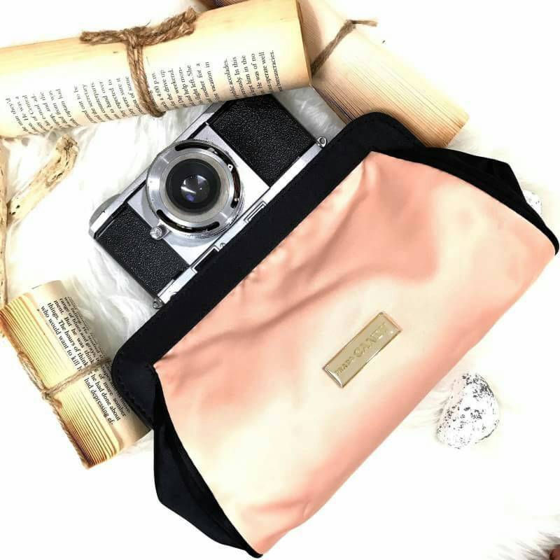 PRADA CANDY COSMETIC BAG GIFT WITH PURCHASE (GWP) จากเคาน์เตอร์ต่างประเทศรุ่น Limited Satin Material ทรง cluth ขนาดกำลังน่ารัก ด้านหน้ามีโลโก้ brand เปิดปิดด้วยแถบเเม่เหล็กซ่อนที่ปากกระเป๋า ซับใน Polyester มีช่องแบ่งสามารถใส่เครื่องสำอางค์ เครื่องเขียน เค