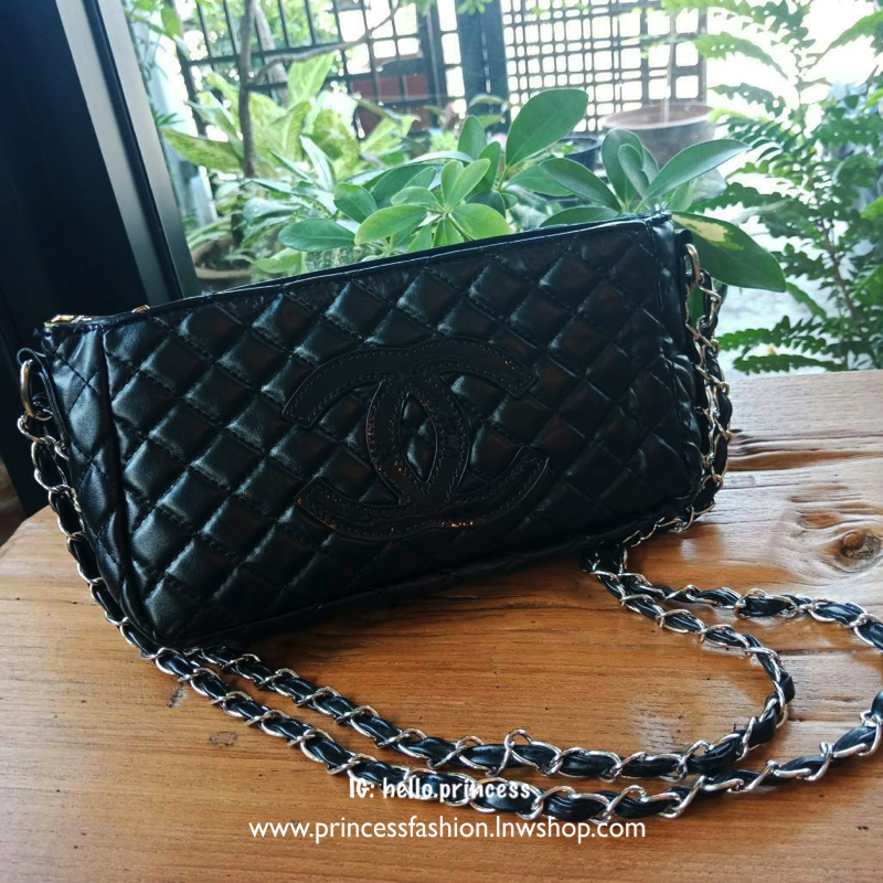 ล็อตใหม่!! อะไหล่เงิน **สวยหรู New Arrival 2018!!! Chanel Cosmetic Cluth Bag With Chain กระเป๋าทรงสวยหรู จาก Chanel Cosmetic Counter VIP Gift วัสดุหนังสังเคราะห์ PU เต็มใบ เปิดปิดด้วยซิปปั้มหัวซิปแบรนด์ ซับในสกรีนโลโก้ ภายในกว้างใส่กระเป๋าสตางค์ใบยาว ipho