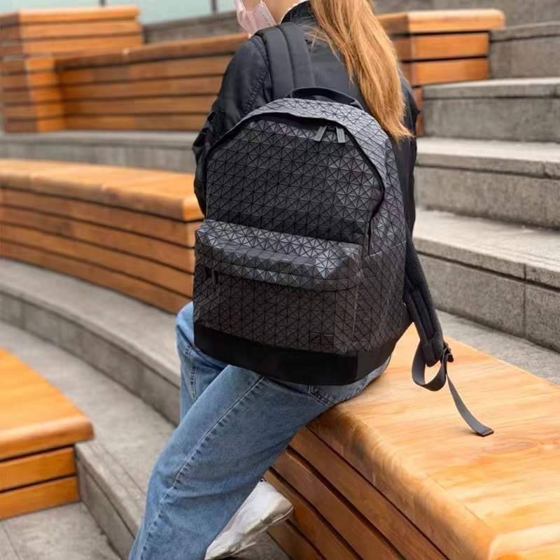 Bao Bao Issey Miyake Daypack geometric backpack กระเป๋าเป้ทรงคลาสสิก รองรับน้ำหนักได้ดี เหมาะกับการเดินทาง เป้สะพายหลังรุ่น Daypack One-Tone Backpack มาในรูปทรงกระเป๋าเป้สุดคลาสสิก โดดเด่นด้วยการออกแบบที่เป็นเอกลักษณ์ วัสดุสามเหลี่ยมขนาดเล็กพิเศษ ได้กลิ่น