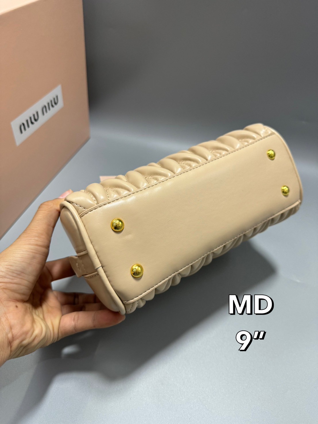 MIU MIU Dumplings leather bag กระเป๋าถือ/สะพายสุดชิค ดีไซน์เพิ่มดีเทล ด้วยการเดินด้ายเป็นเอกลักษณ์ สวยดูแพง ดีไซน์เรียบแต่มากมีอยู่จริง สวยดูแพง แมทชุดได้ง่ายสุด มินิมอลมินิใจ หูจับในตัวง่ายและสะดวกพกพา