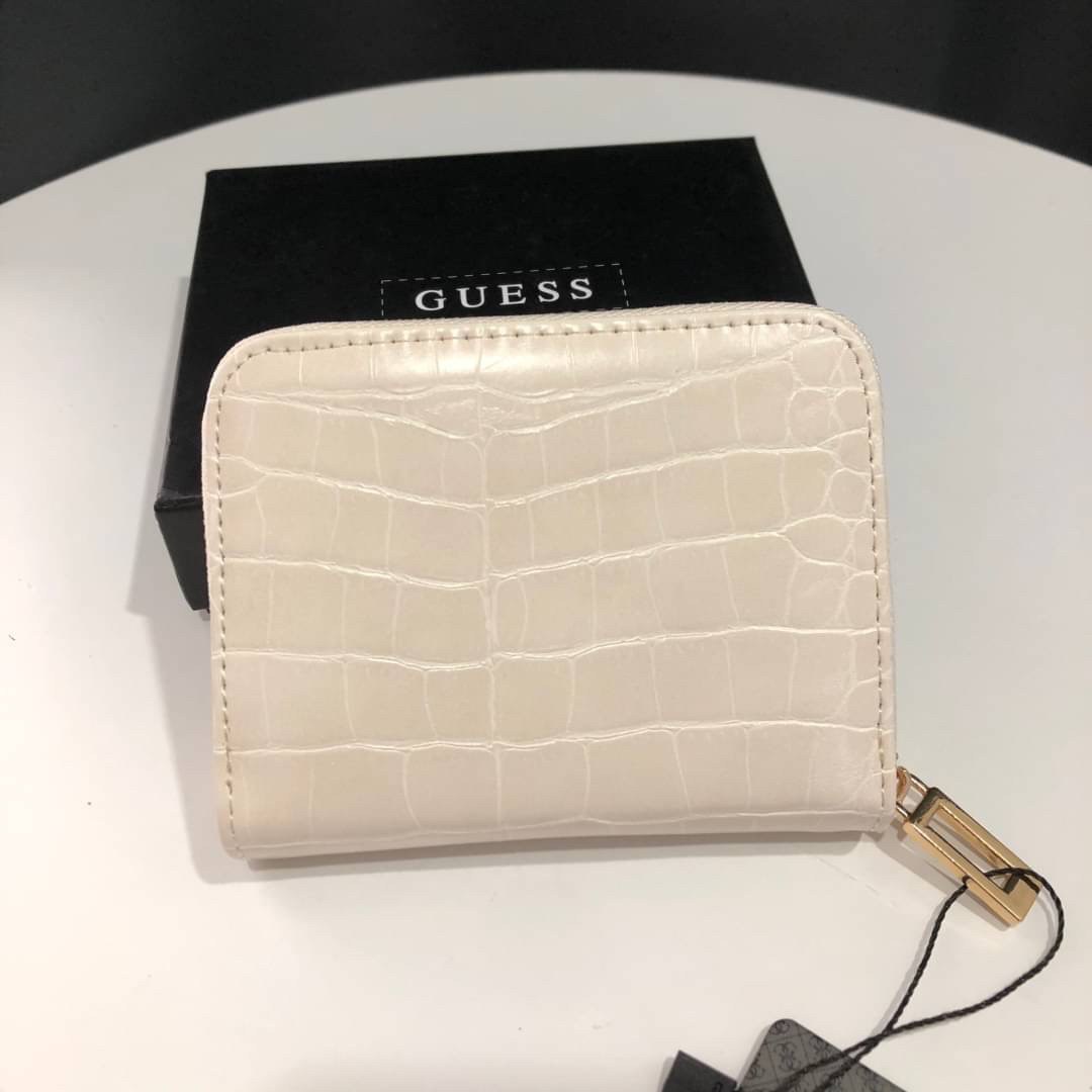 GUESS Basic Women Small Wallet กระเป๋าสตางค์แบบสั้น อะไหล่ทอง หนังปั้มลายสวยหรู