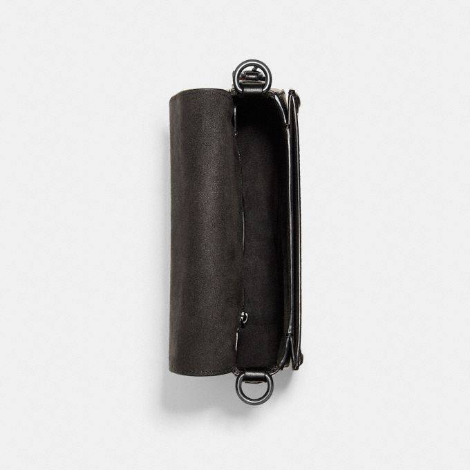 OUTLET 】COACH C6972 COACH x MICHAEL B. JORDAN WITH BEAT SADDLE BAG คอลเลคชั่นใหม่ ดีไซน์สุดชิค มาให้สวยในไทยก่อนใคร กับกระเป๋าทรง saddle ที่พิเศษมากๆมาพร้อมสายสะพาย 2 เส้น ใช้คู่กันหรือแยกสะพายก็สวยครบสูตร กระเป๋าสะพายทรง saddle คลาสสิค วัสดุหนังแคนวาสสลั