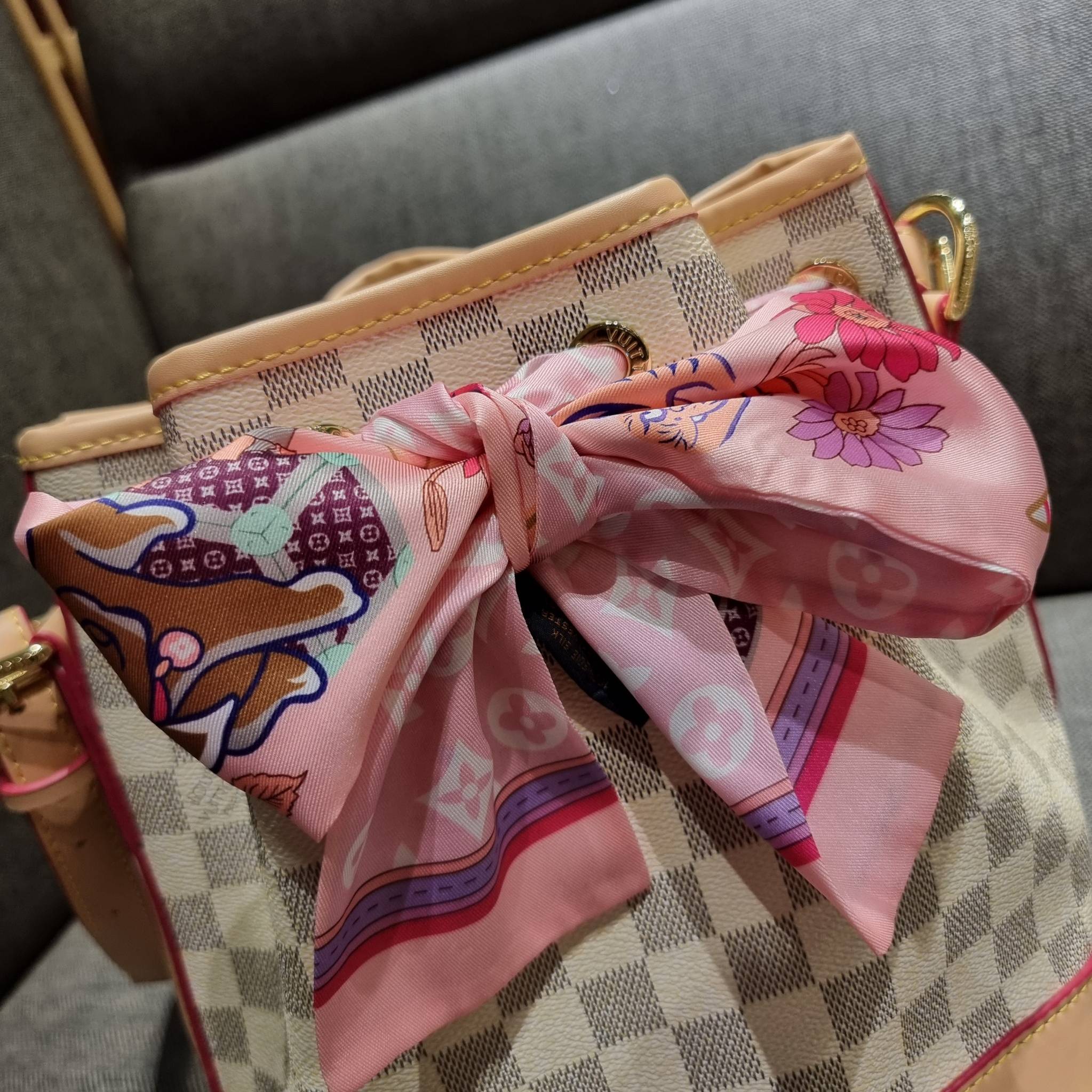 LV Noe bb damier azur กระเป๋าทรงขนมจีบสุดฮอต ราคาสุดคุ้ม ลิมิเต็ดมากๆ แถมฟรี ริบบิ้นแบรนด์เอนกประสงค์ จะใช้แทนสายรูดปากกระเป๋า ผูกเป็นโบว์ตกแต่งเก๋ๆ หรือจะพันถนอมสายสะพายยังได้ คุ้มจริง!! วัสดุหนังแคนวาส ภายในโล่งกว้าง ใส่ของได้ตามสะดวก สายสะพายปรับได้อีก