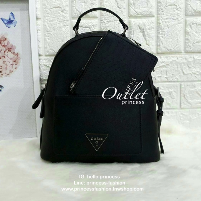 GUESS WOMAN'S BACKPACK กระเป๋าสะพายเป้หนังสวยขนาดกำลังดี สกีนโลโก้รอบใบ น้ำหนักเบา ด้านหน้าประดับโลโก้แบรนด์สามเหลี่ยมโดดเด่น มีลูกเล่นที่ช่องด้านหน้าสามารถถอดออกถือเป็นครัชได้นะคะ ตัวกระเป๋าเปิดปิดด้วยซิปเป็นหลัก ภายในกว้าง บุด้วยผ้าสกีนลายโลโก้แบรน