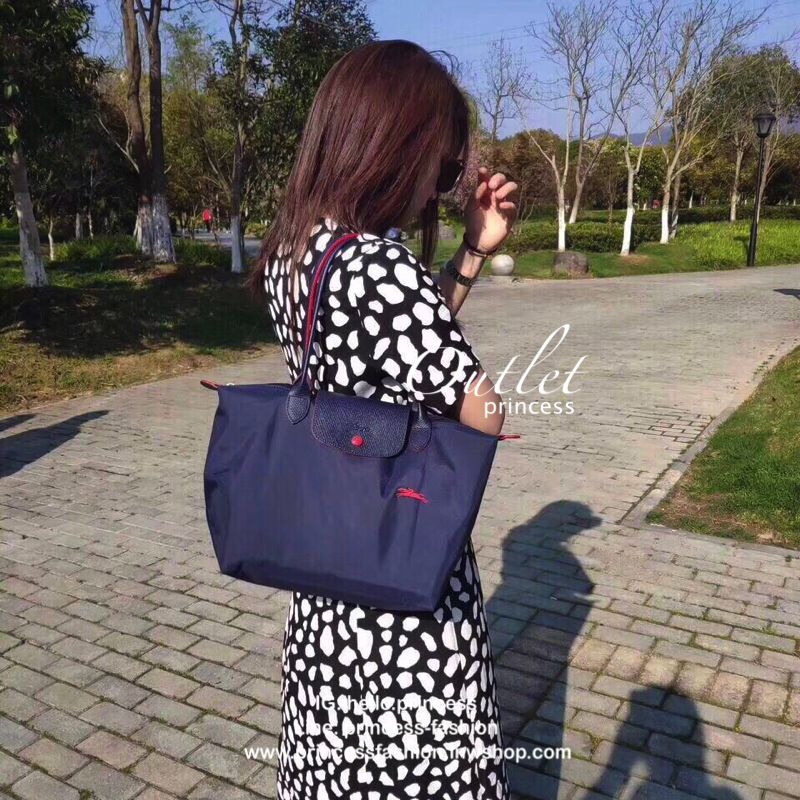 Size : M Longchamp Le Pliage Club Tote Bag กระเป๋าสะพายรุ่นยอดนิยม วัสดุเนื้อผ้า Nylon Canvas เคลือบกันนำ้ ตัดด้วยหนังแท้ น้ำหนักเบา ดีไซน์เรียบง่ายแต่เต็มไปด้วยความคลาสสิก เป็นที่ชื่นชอบไปทั่วโลก Longchamp ปรับโฉม LE PLIAGE ด้วยการปักลายรูปม้า-ตราสัญลักษ