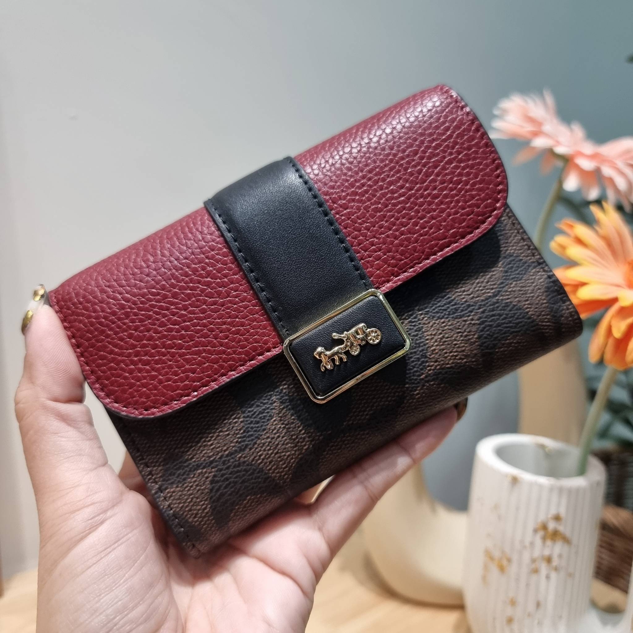 COACH MEDIUM GRACE WALLET IN SIGNATURE CANVAS CC061 CC060 CC059 พร้อมส่ง 5 สี กระเป๋าสตางค์ใบกลาง ดีไซน์หรู โดดเด่นด้วยโลโก้สไตล์วินเทจ คลาสสิค โทนสีใช้งานง่าย