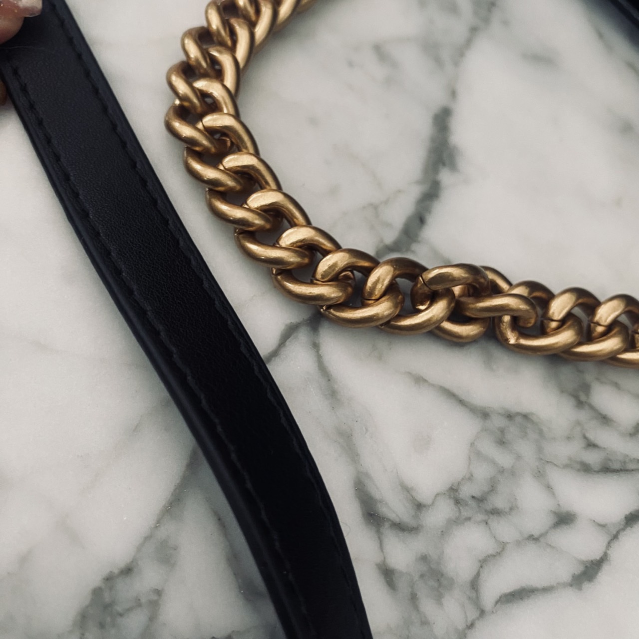 GUCCI GG Marmont Small Shoulder Bag กระเป๋าสะพายรุ่นคลาสสิค แต่งโลโก้สีทองโดดเด่น สวยหรูดูแพงขับผิว อัพลุคได้สบายๆ ด้านหลังดีไซน์รูปหัวใจ 🖤