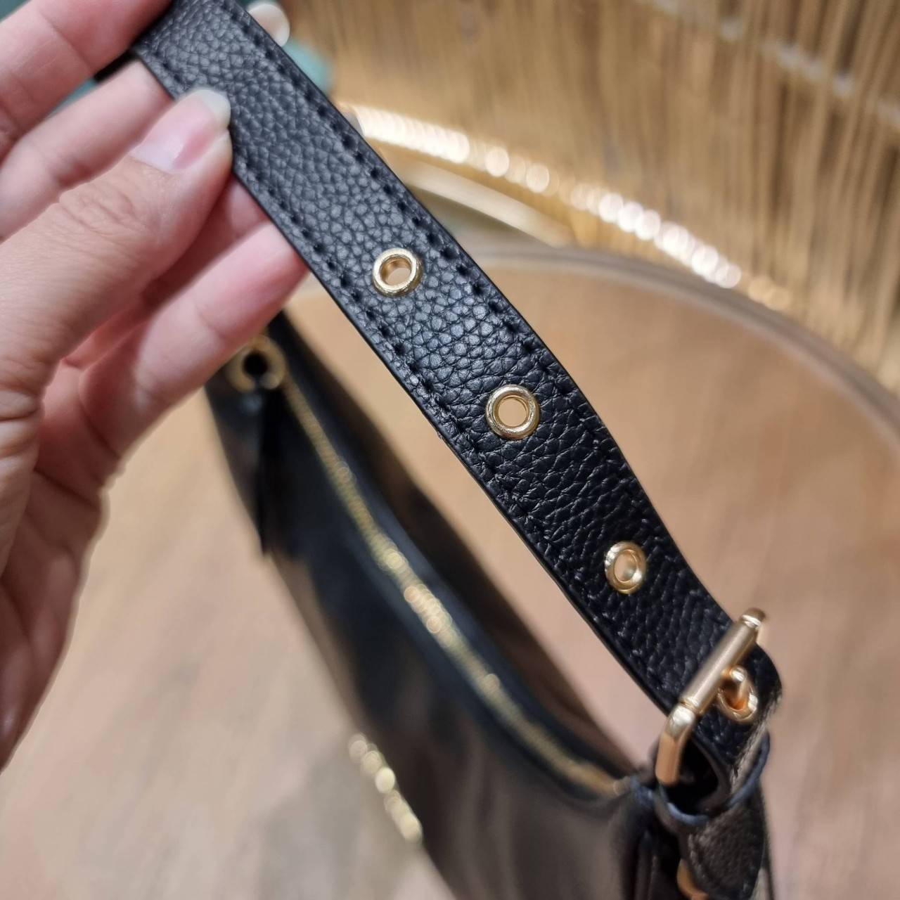 COACH C4108 BAILEY HOBO WITH WHIPSTITCH BEST SELLER ต้องมา!! กระเป๋าทรงโฮโบ ดีไซน์หรูหรา แมชท์ง่ายกับทุกไลฟ์สไตล์ วัสดุหนัง pepble หนังนิ่มสวย เปิด-ปิดด้วยซิปรูดใช้งานง่าย ภายในโล่งกว้าง สายคล้องสะพายไหล่ มีดีเทลน่ารักน่าใช้ ใช้งานสะดวกและง่ายต่อการใช้ชีว