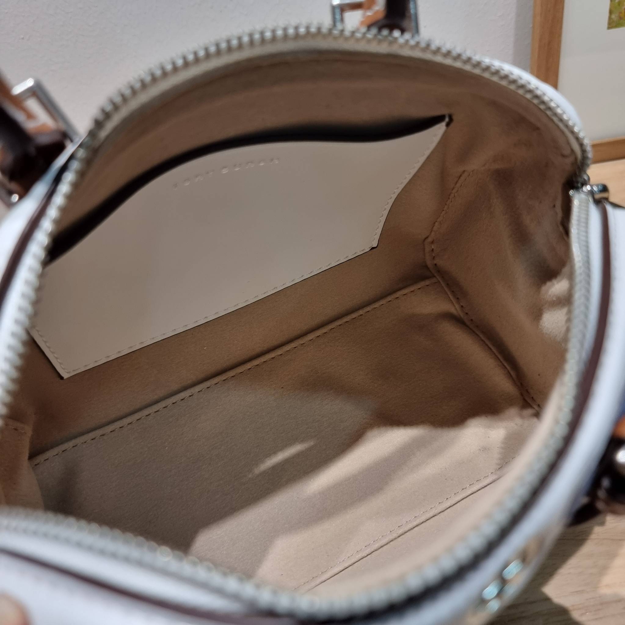 TORY BURCH Petite T Monogram Denim Barrel Bag / TORY BURCH MINI T MONOGRAM DENIM TOTE คอลเลคชั่นใหม่รับซัมเมอร์นี้ กับกระเป๋าสะพายทรงโท้ท ไซส์มินิ ดีไซน์โทนสีฟ้า สวยคม