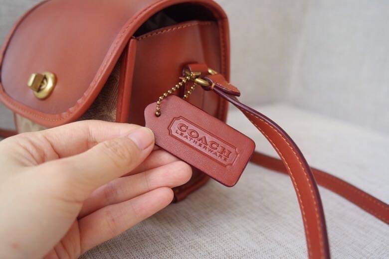 COACH Turnlock Lunchbox Pouch In Signature Canvas COACH Lady กระเป๋าสะพาย FM1981-144