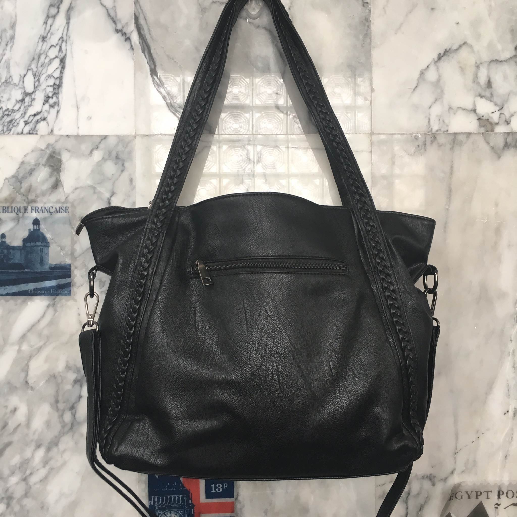 ขายดีมาก มากี่รอบก้อหมด สำหรับรุ่นนี้ เป็นกระเป๋าทรง Tote ของจริงสวยคะ หนังนิ้ม นิ่ม ค่า ดีต่อใจ 😁❤️ 〰〰〰〰〰 รุ่นใหม่ล่าสุด หนังนิ่ม อะไหล่ดำ ภายใน มี ช่อง 3 ช่องใหญ่ แบ่งเก็บของได้คุ้ม เป็นสัดส่วนดีคะ น้ำหนักเบา จุของได้คุ้มคะ มีสายยาวให้ ถื