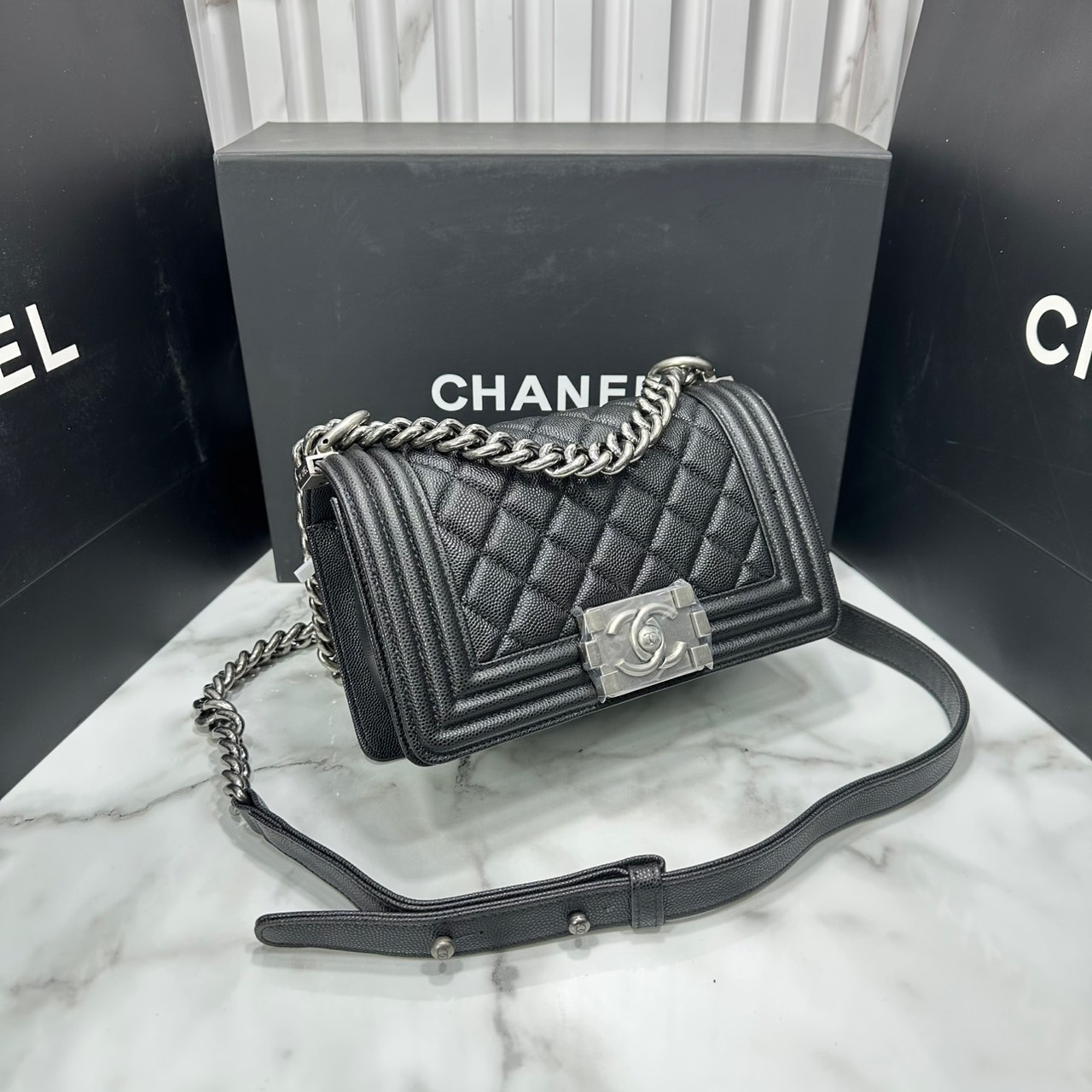 ORI หนังแท้ | CHANEL Boy 20cm shoulder bag กระเป๋าสะพายรุ่นยอดนิยม หรูหราระดับตำนาน สวยงามเหนือกาลเวลา