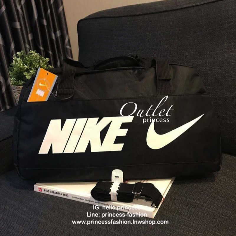 NIKE TRAVEL BAG กระเป๋าเดินทางสะพายสไตล์ Sport ใบใหญ่ วัสดุ NYLON + POLYESTER ด้านหน้าสกรีนโลโก้แบรนด์พร้อมช่องซิปใช้งานง่าย ช่องใหญ่เปิดปิดด้วยซิปคู่ ภายในกว้าง ใส่เสื้อผ้าสำหรับเดินทาง หรืออุปกรณ์เล่นกีฬาและฟิตเนสได้ มาพร้อมสายสะพายปรับได้ฟรีไซส์ ใบใหญ่