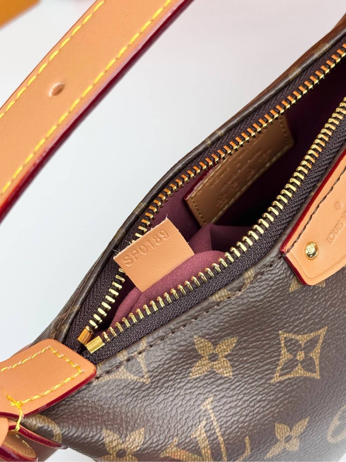 ORI หนังแท้ | LV hills pochette monogram bag กระเป๋าทรงพอช รูปทรงใหม่ใช้งานง่าย กะทัดรัด ไอเท็มจากคอลเลคชั่นประจำฤดูกาล Fall-Winter ยกระดับความงามด้วยขอบหนังและฮาร์ดแวร์สีทอง