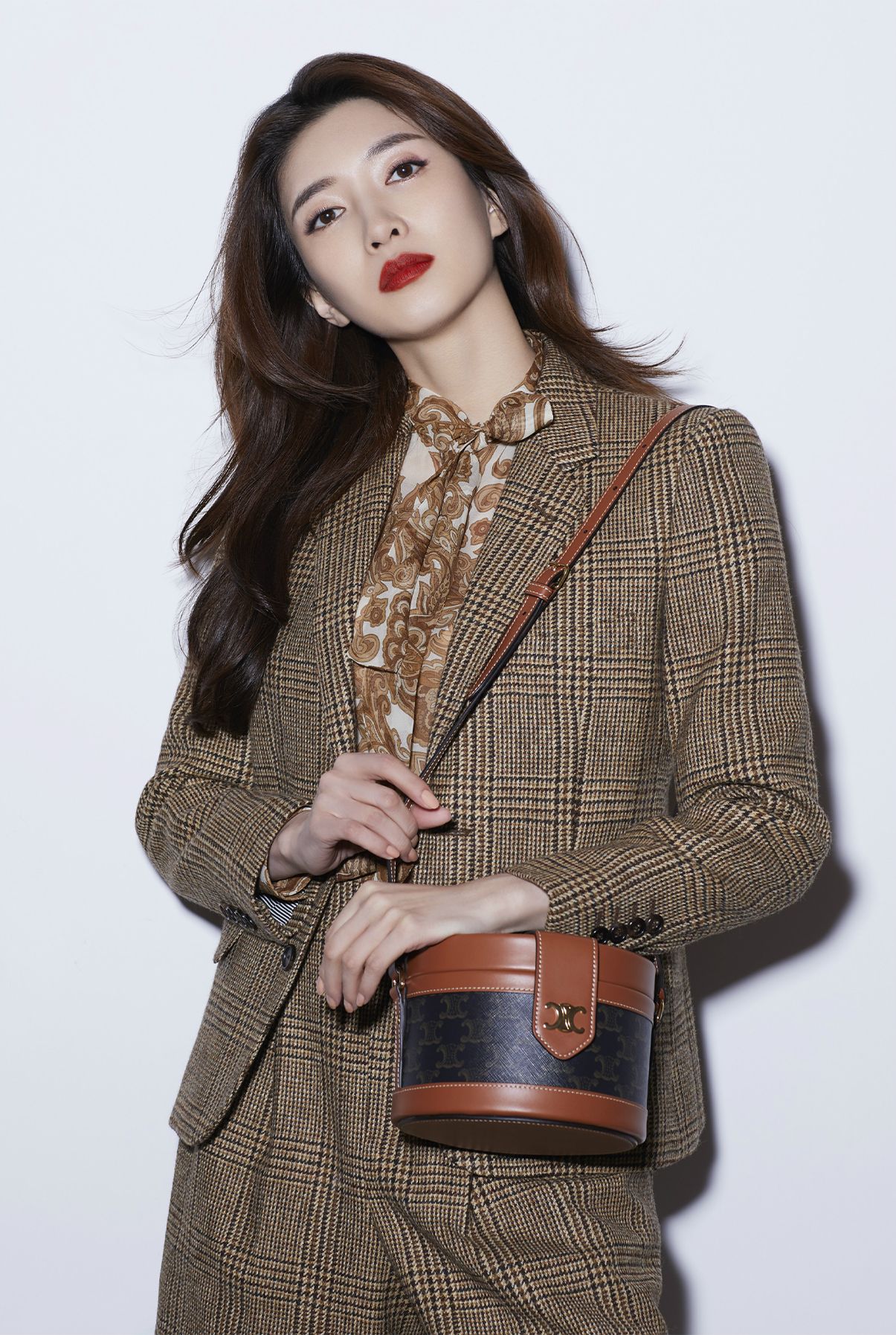 CELINE MEDIUM TAMBOUR IN SMOOTH CALFSKIN BAG กระเป๋าทรงกลมสวยหรูอยู่ทรงเปิดปิดด้วยฝาปิดกระดุมโลโก้แบรนด์ ภายในโล่ง