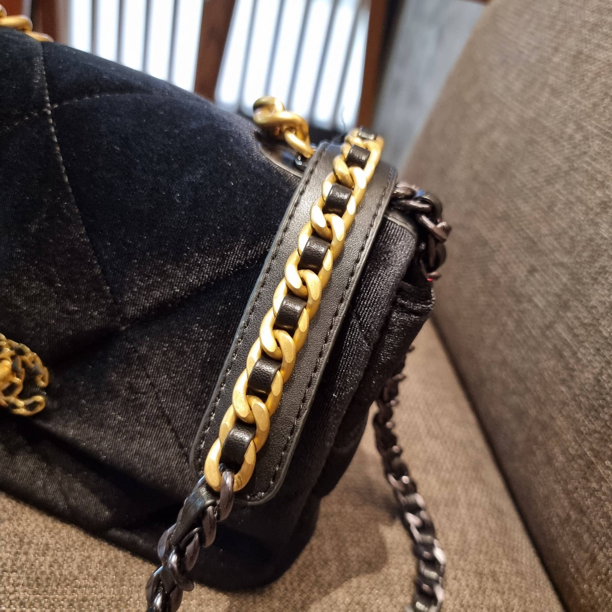 ไม่มองไม่เหลียวไม่ได้แล้ว!! ความหรูที่โดดเด่นจากผ้ากำมะหยี่ สร้างดีเทลผู้ดี ลูกคุณมากๆ Chanel vip boutique กระเป๋าสะพายจาก duty free ในราคาสุดประหยัด!! ดีไซน์เลิศ ตกแต่งด้วยโซ่ทูโทน ลงตัวแบบไม่มีที่ติ เปิด-ปิดด้วยตัวบิดล็อค ภายในโล่งกว้าง ใส่กระเป๋าสตางค์