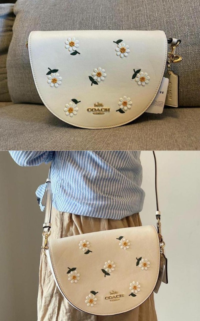 ใหม่ล่าสุด สวยก่อนใครแน่นอนค่า😘COACH ELLEN CROSSBODY WITH DAISY EMBROIDERY((C2863)) 💐พร้อมส่งจำนวนจำกัดค่ะ! กระเป๋าสะพายแบบครอสบอดี้ร์ หนังแท้นิ่มอย่างดีค่ะ 💐ด้านหน้าปักดอกซี่ความหมายดีๆ ละมุนสวยงามมากๆค่ะ เปิดปิดกระเป๋าแบบแม่เหล็ก