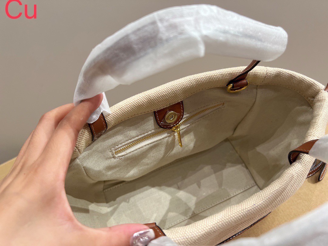 CELINE Horizontal Cabas Canvas / CELINE TOTE BAG กระเป๋าทรงโท้ทกำลังมาแรง ขนาดและดีไซน์ทรงสี่เหลี่ยมผืนผ้า สามารถใส่ของได้เยอะและนำมาใช้ได้ทั้งไปทำงานหรือไปช้อปปิ้งได้ แมทช์กับเสื้อผ้าได้ง่าย เรียกได้ว่าคุ้มค่าคุ้มราคาสุดๆ