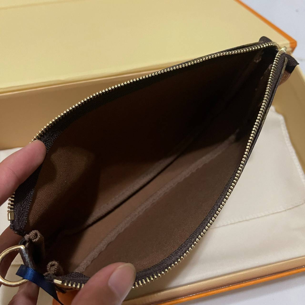 หนังแท้ LOUIS VUITTON MONOGRAM POCHTE ACCESSORIES BAG ลายใหม่ล่าสุด พร้อมส่งที่ไทย โดดเด่นด้วยรูปทรงอันเป็นเอกลักษณ์และรายละเอียดแบบคลาสสิก ภาพถ่ายสินค้าจริง ไอเท็มนี้สวยน่าใช้สุดคุ้มมากๆ ห้ามพลาดเลยค่ะ!