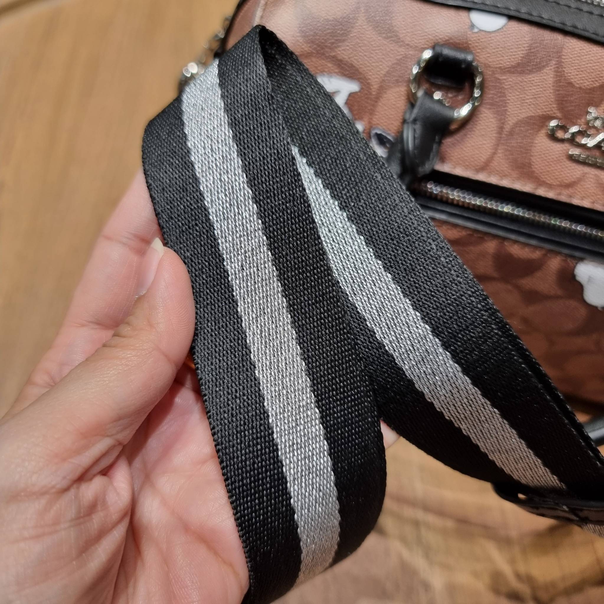 COACH C4118 COACH x PEANUTS ROWAN SATCHEL IN SIGNATURE CANVAS WITH SNOPPY PRINT สนูปพีที่สุดของคอลเลคชั่นแห่งความน่ารัก มาในดีไซน์ของกระเป๋าทรงหมอนยอดฮิต คลาสสิคใช้งานได้ไม่มีเบื่อ รอบนี้มาให้พร้อมสายสะพาย crossbody แบบสปอร์ต ทำให้ใช้งานได้อย่างกระฉับกระเ