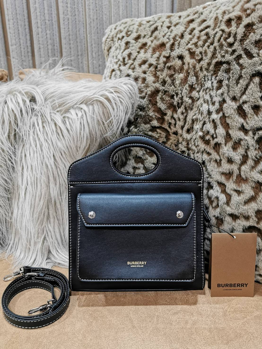BURBERRY FRAGRANCES CROSSBODY BAG VIP GIFT WITH PURCHASE (GWP) พรีเมี่ยมกิ๊ฟ Limited Edition ใหม่ล่าสุดจาก BURBERRY PERFUME วัสดุหนังแท้ Calf Skin ทรงเหลี่ยม ดีไซน์สวยหรูอยู่ทรง ด้านหน้ามีช่องใส่ของ ภายในโล่งกว้าง มีช่องซิปแบรนด์ สามารถใส่กระเป๋าสตางค์ใบย