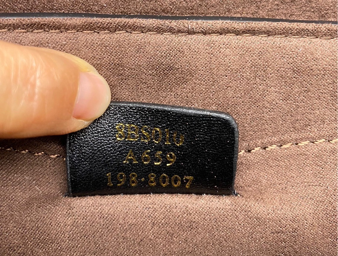 FENDI KAN leather bag เกรดออริจินอล สลับแท้ ด้วยสีและลวดลายคลาสสิกตามแบบแบรนด์ เข้าได้กับสาวๆ ทุกสไตล์ บ่งบอกความเป็น FF ได้อย่างสมบูรณ์แบบ โทนสีแมตช์กับเสื้อผ้าได้ง่าย