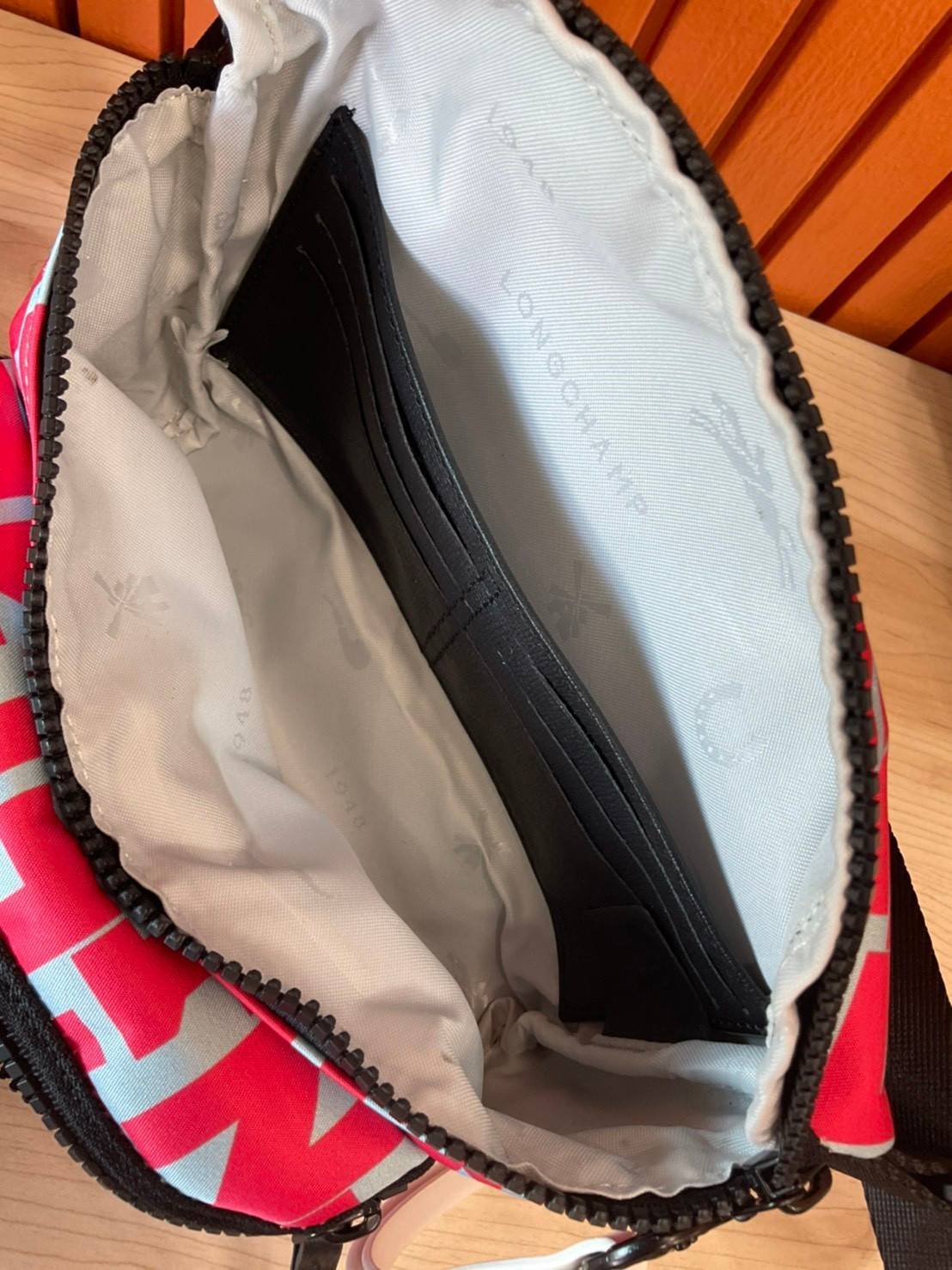 ของแท้ 💯% Longchamp Le Pliage Graphic Nylon Belt Bag กระเป๋า คาดอก / คาดเอว ลายกราฟฟิก วัสดุเนื้อผ้า Nylon Canvas เคลือบกันนำ้ ตัดด้วยหนังแท้ที่มีน้ำหนักเบา มี 2 ช่องซิปสะดวกใช้ ดีไซน์เรียบง่ายแต่เต็มไปด้วยความคลาสสิก ที่จับหัวซิปปั้มแบรนด์ จุของไ