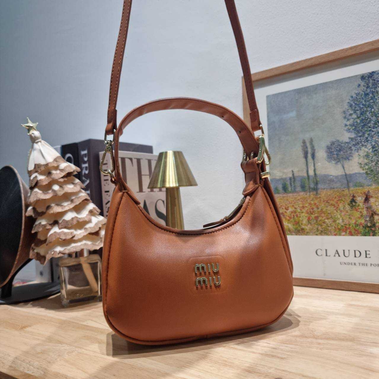 MIU MIU ZIP LEATHER TOP HANDLE BAG กระเป๋าสะพายไหล่/สะพายข้าง ทรงเก๋ ใช้งานง่าย เรียบหรูดูลัคชูสุดๆ