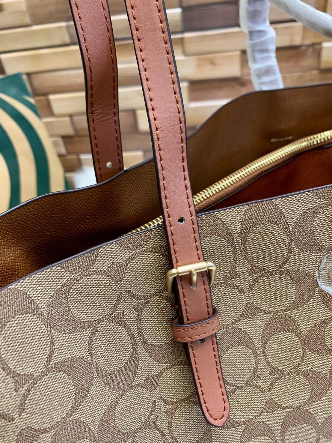 COACH MOLLIE TOTE IN SIGNATURE CANVAS ((1665)) พร้อมส่งอีกครั้ง ห้ามพลาดค่า! กระเป๋าหิ้ว//คล้องไหล่ ใบใหญ่ ทรงTote หนังแท้นิ่มอย่างดีค่ะ ภายในแบ่ง2ช่องใหญ่ สามารถใส่ A4ได้เลย ช่องกว้างมากๆ มีช่องกระเป๋าซิปกลางให้ใส่ของอีกช่องนะคะ