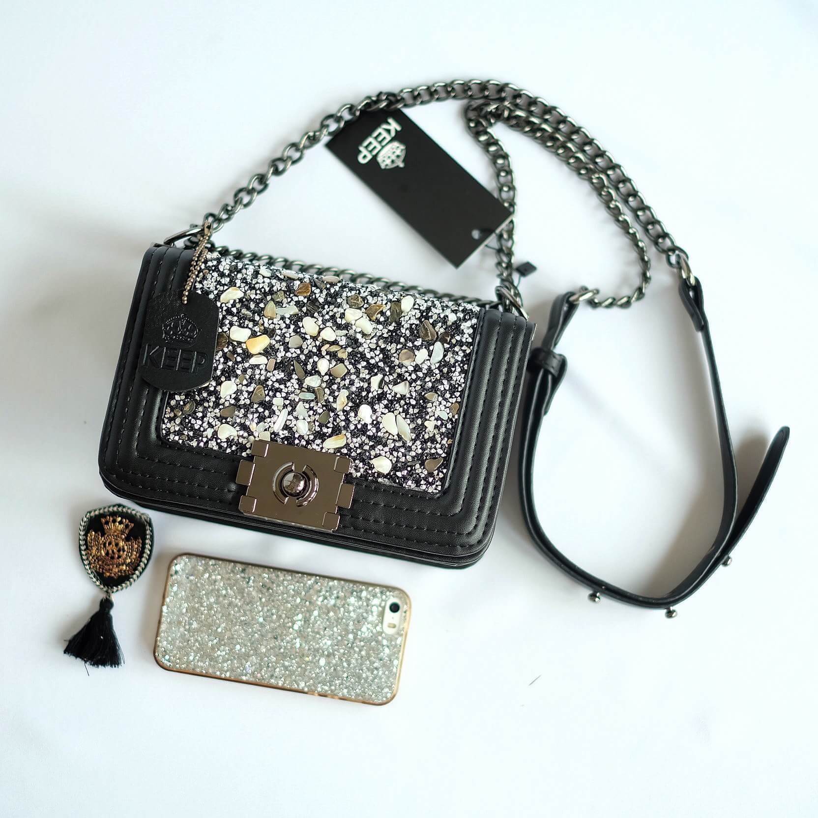 แบบมาใหม่ Limited กันเลยค่า 👍 ทางร้าน ได้กระเป๋า จากแบรนด์ KEEP ทรง Chanel สุดหรู รุ่น KEEP shoulder diamond chain bag สวย หรู มากๆ เลยน๊า กระเป๋าอยู่ทรงสวยงามมากคะ สายโซ่ มีที่รองไหล่ สะพายสบายคะ สายปรับ สั้น ยาวได้คะ ภายในสีแดง มีช่องใส่ของ 1 ช่