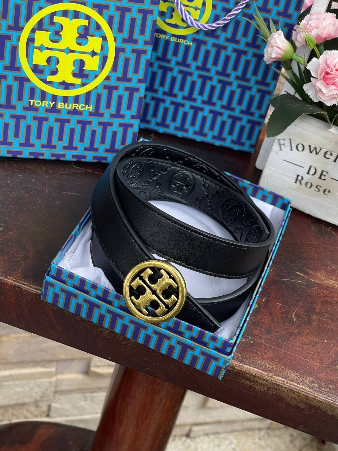 Tory burch Midnight with Tag Logo Monogram Embossed Leather Belt เป็นเข็มขัดที่ตอบโจทย์ของคุณได้อย่างลงตัวทุกสไตล์การแต่งตัว ไม่ว่าจะใส่คู่กับเดรสหรือกางเกงยีนส์ก็ดูดีทีเดียว เพราะหัวเข็มขัดโดดเด่นด้วยดีไซน์ทรงกลมรูป Double T ที่เป็นสัญลักษณ์ประจำแบรนด์ ส