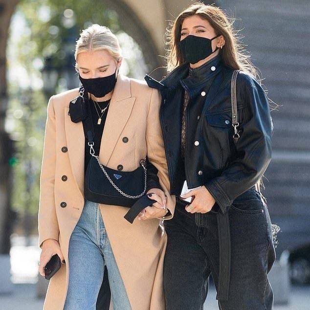 Prada Re-Edition 2005 Re-Nylon bag ใบเดียวคุ้มมากค่ะ อุปกรณ์ ครบชุด **ซื้อ1ได้ถึง3ไอเท็ม ทั้งสายยาว และกระเป๋าใส่เหรียญ และป้ายแท็คหนัง อย่างดี **อะไหล่ปั้มแบรนด์แท้ทุกจุด วัสดุทำจากผ้า Nylon อย่างดี กันน้ำได้ อยู่ทรงสวย สามารถใส่กระเป๋าตังค์ใบกลางได้ ถอด