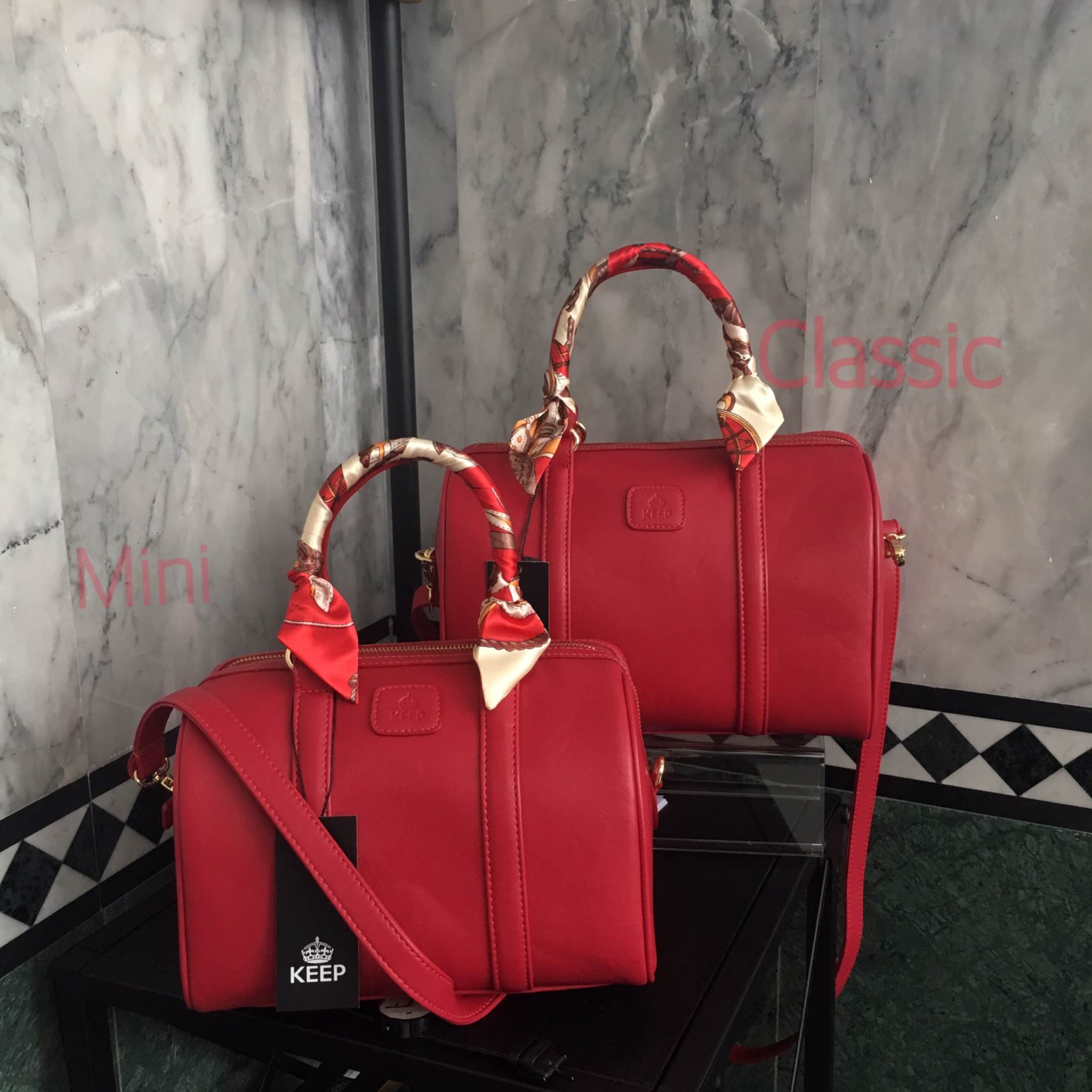 รุ่นใหม่ล่าสุด หนังแกะสวยมากคะ สีเข้าใหม่ >> REDRED รุ่น KEEP sheep leather Pillow bag สวย น่ารัก ขนาดตอบทุกโจทย์การใช้งาน เห็นแล้ว #หลงรักเลยคะ ตัวกระเป๋าขนาดกำลังดี จุของคุ้ม หนังแกะ สวยมาก ดูแลรักษาง่าย ประดับด้วยผ้าพันหูกระเป๋า ทำให้กระเป๋าเก๋ ข