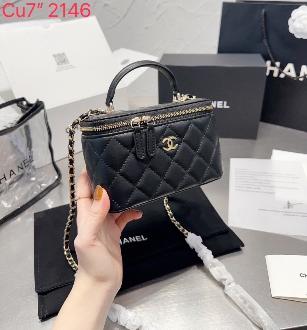 CHANEL Vanity Top Handle Bag / Chanel makeup bag กระเป๋าใส่เครื่องสำอางค์สวยหรู น่ารักลูกคุณหนูต้องยกให้ใบนี้เลยค่า ด้านในกว้างขวาง จะใช้เองหรือเป็นของขวัญ ของฝาก แนะนำรุ่นนี้เลยค่ะ!