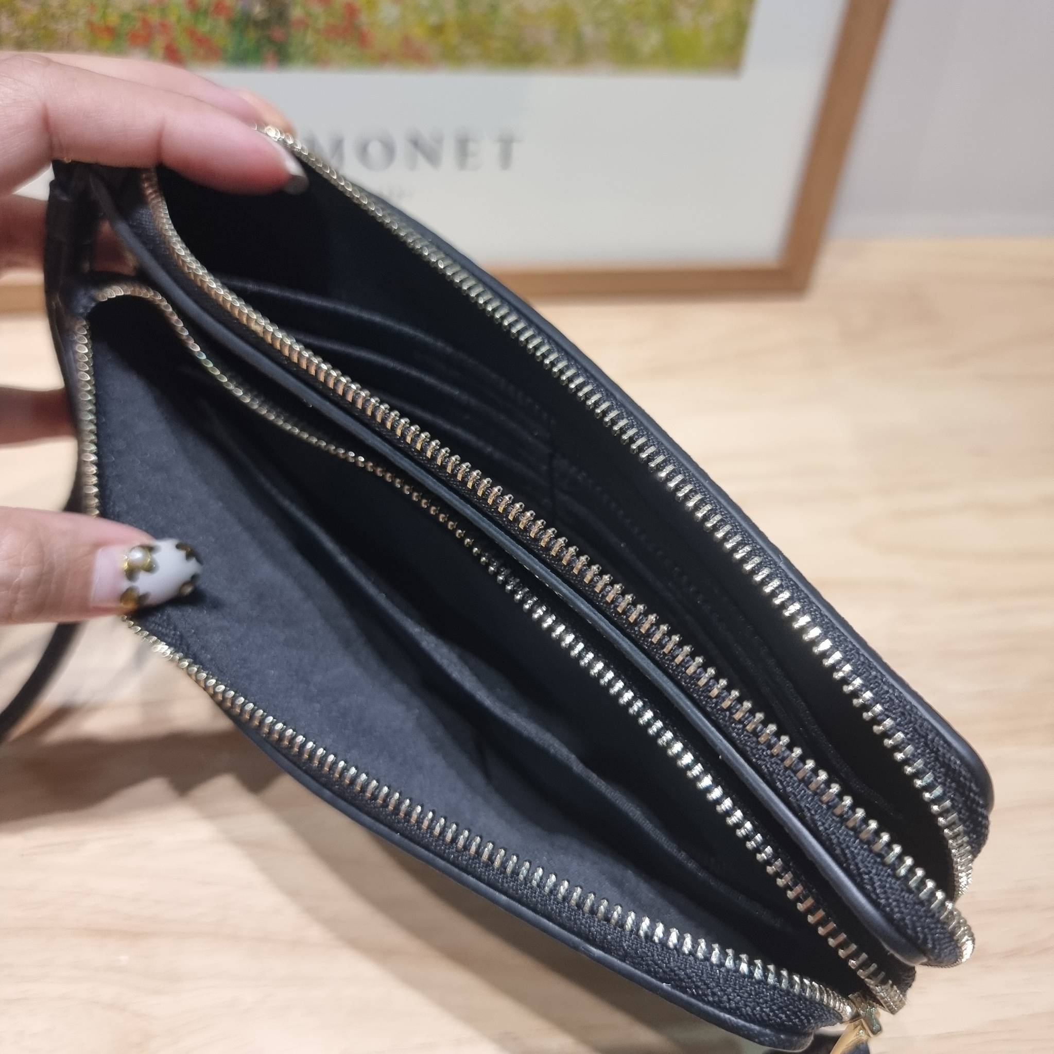 COACH DOUBLE ZIP WALLET IN SIGNATURE CANVAS / C5576 / C5610 / C7313 พร้อมส่ง 8 สี ใหม่ล่าสุด คอล 2023 กระเป๋าคล้องมือใบใหญ่ ดีไซน์ใหม่เล่นระดับ เพิ่มลูกเล่นและดีเทลให้ดูน่าใช้ยิ่งขึ้น