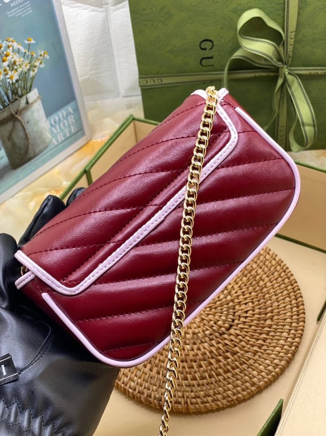 หนังแท้ VIP GIFT 】GUCCI GG Marmont super bag [mini & small] กระเป๋าสะพายข้าง โทนสีสดใสเล่นสีทูโทนตัดกันอย่างลงตัว เฟี๊ยดมากค่ะ ไซส์กะทัดรัด พกพาง่าย น้ำหนักเบา ดีไซน์สวย ภายในโล่งกว้าง มาพร้อมสายสะพายโซ่อะไหล่ทองในตัว ปรับใช้ได้ทั้งแบบสะพายเดี่ยว และสะพาย