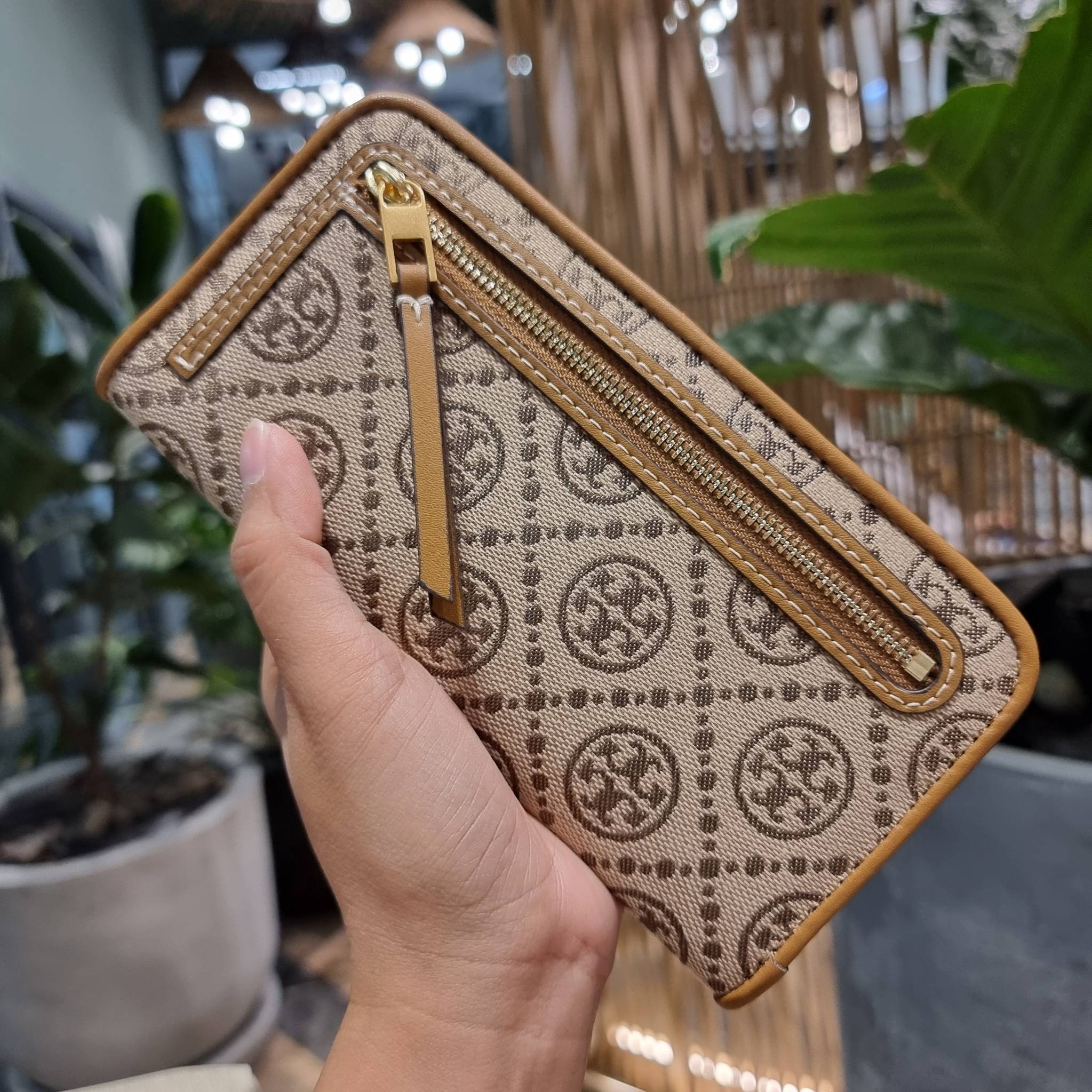TORY BURCH T MONOGRAM JACQUARD SLIM WALLET ของดีมีให้ที่นี่แบบจัดเต็ม กระเป๋าสตางค์ใบยาว รุ่นสลิม สวยหรู ขนาดกำลังเหมาะมือ ถือแล้วขับผิว วัสดุผ้า jacquard ตัดสลับหนังแท้ ภายในสวยคมม้าก!! มีช่องใส่บัตรได้แบบเน้นๆ และช่องใส่ธนบัตรได้ ด้านหลังมีช่องซิปอีกหนึ