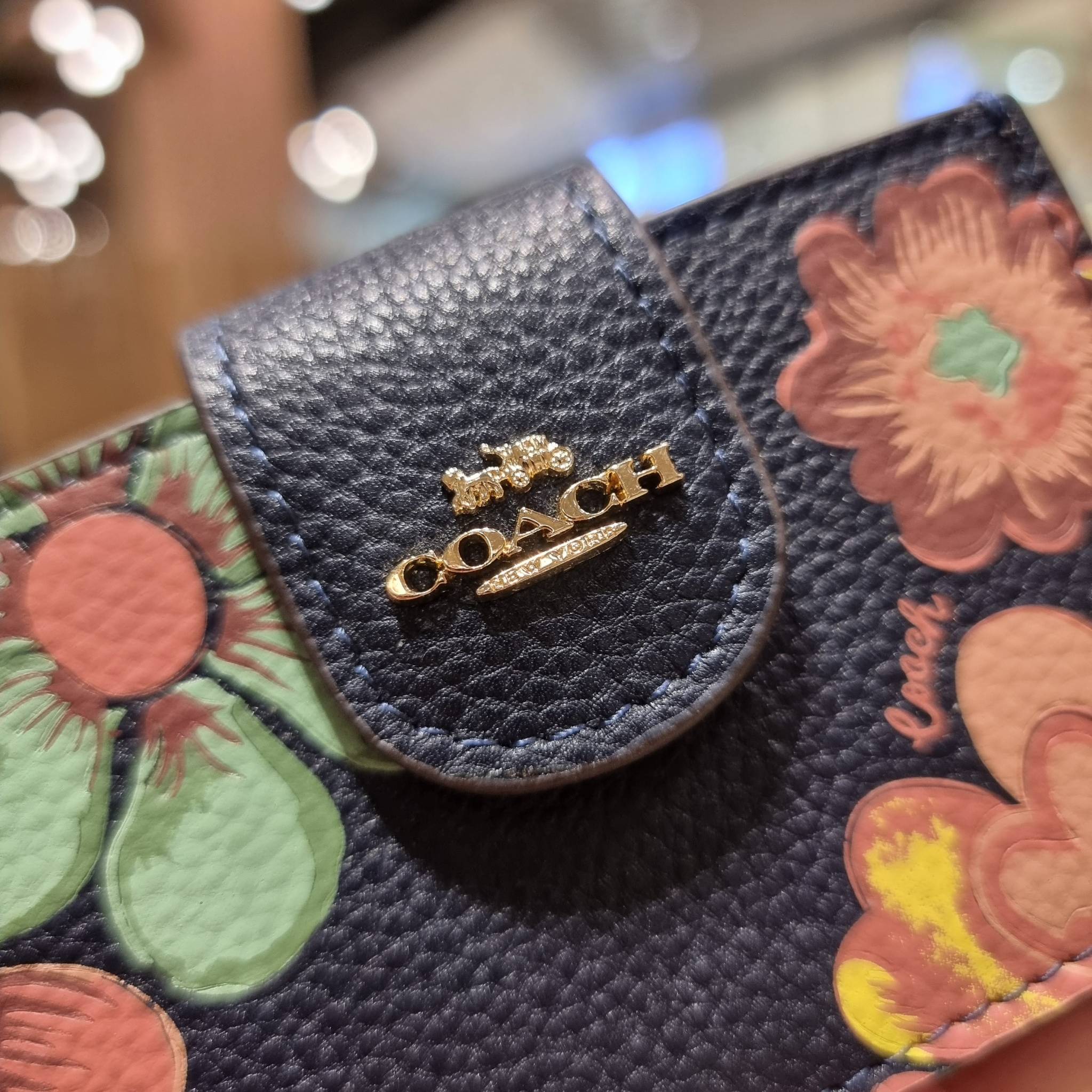 COACH C8325 ACCORDION CARD CASE WITH DREAMY LAND FLORAL PRINT ไอเท็มที่ทำใจฟูจัดเลยจ้า กับกระเป๋าถนอมบัตร ที่สาวๆตามหา ดีไซน์ลวดลายน่ารักมากๆ ขนาดกะทัดรัด พกพาสะดวก วัสดุหนัง pepble ภายในเป็นช่องใส่บัตรได้หลายใบ เหมาะมากสำหรับใครที่มองหากระเป๋าแบ่งสัดส่วน