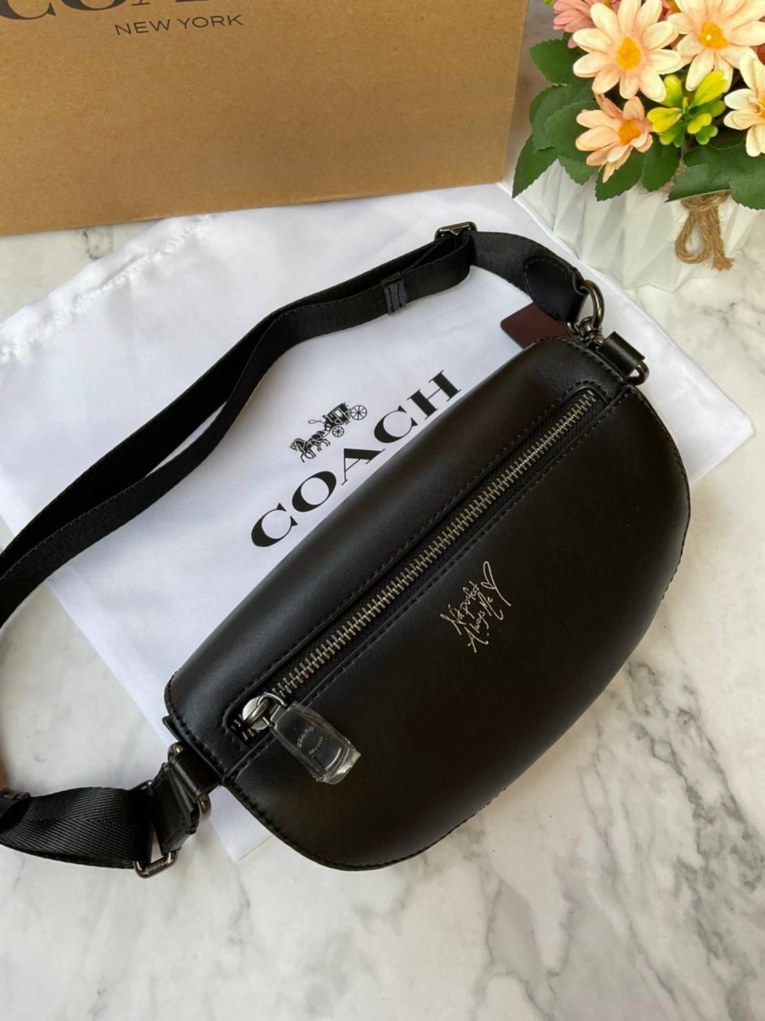 COACH SELENA BELT BAG WITH BUNNY (39315 Pink) / (39316 Black) กระเป๋าสะพาย/คาดอก/คาดเอว รุ่น Limited Edition น่ารักมาก💕 วัสดุหนังแท้ หนังนิ่มอยู่ทรง เปิด-ปิด ด้วยซิป ใส่ Iphone+ กระเป๋าสตางค์ใบสั้น ใส่ของจุกจิกได้ ด้านหลังมีอีก 1 ช่องซิป สายปรับระ