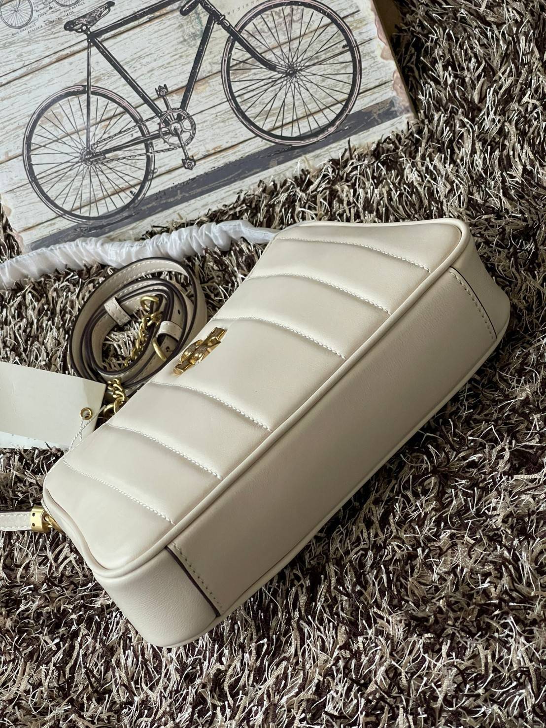 Tory burch Kira logo-plaque crossbody bag กระเป๋า Kira ของ Tory Burch เป็นส่วนหนึ่งของคอลเล็กชั่นที่โดดเด่น และมีหลายรุ่นด้วยกัน โดยมีป้ายโลโก้ Double T ของแบรนด์อยู่ตรงกลาง มีความเรียบง่ายแต่ยังคงความหรูหราโดดเด่นด้วยวัสดุบุผิว ป้ายโลโก้สีทอง สายสะพายโซ่